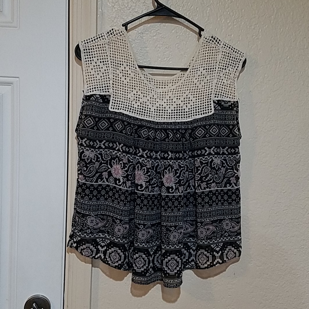 Forever 21 Bohemian Crop Top with Lace Yolk Size L